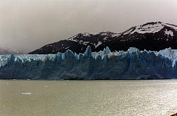 海にせり出す氷河